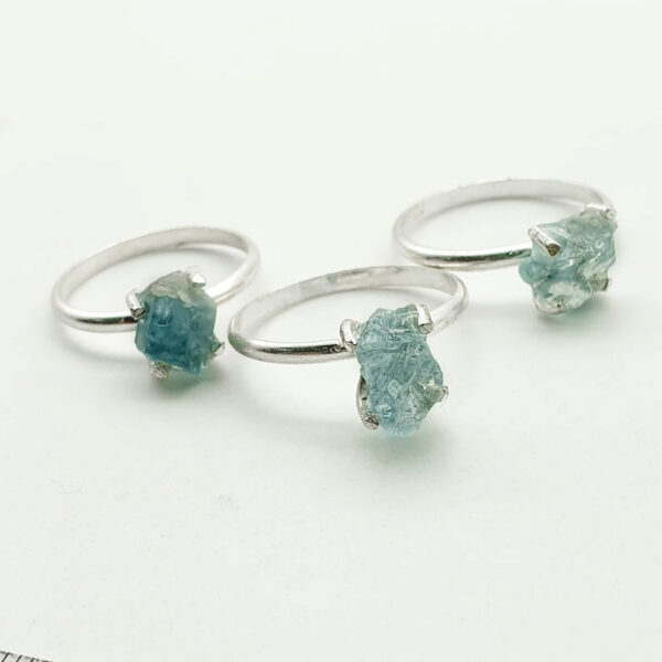 nhẫn đá thô aquamarine