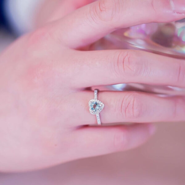 nhan aquamarine trai tim dinh da